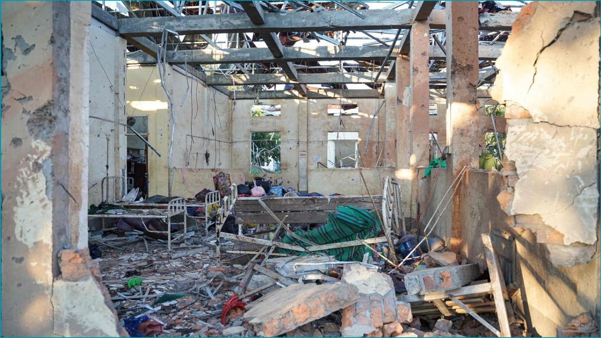 রাখাইনে হাসপাতালে জান্তার বিমান হামলায় নিহত ৩১