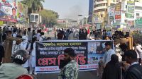 আহত শিক্ষার্থীর মৃত্যুর প্রতিবাদে ফার্মগেটে সড়ক অবরোধ