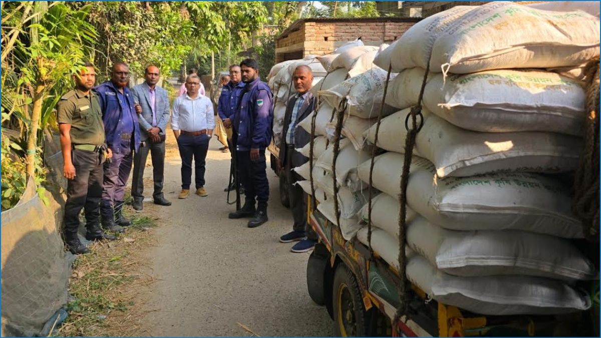 কালোবাজারে বিক্রির উদ্দেশ্যে মজুত রাখা সার জব্দ, ব্যবসায়ীকে জরিমানা
