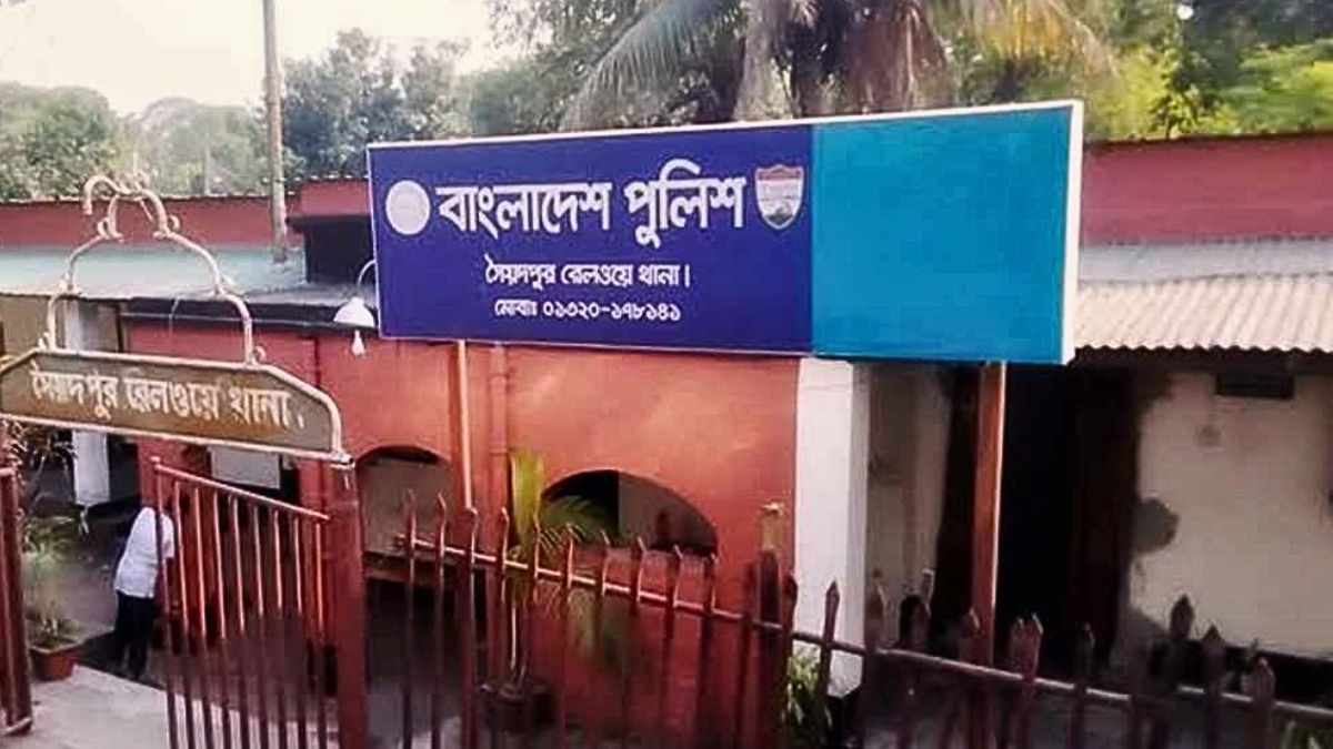 হেডফোনে কথা বলতে গিয়ে ট্রেনের ধাক্কায় যুবক নিহত