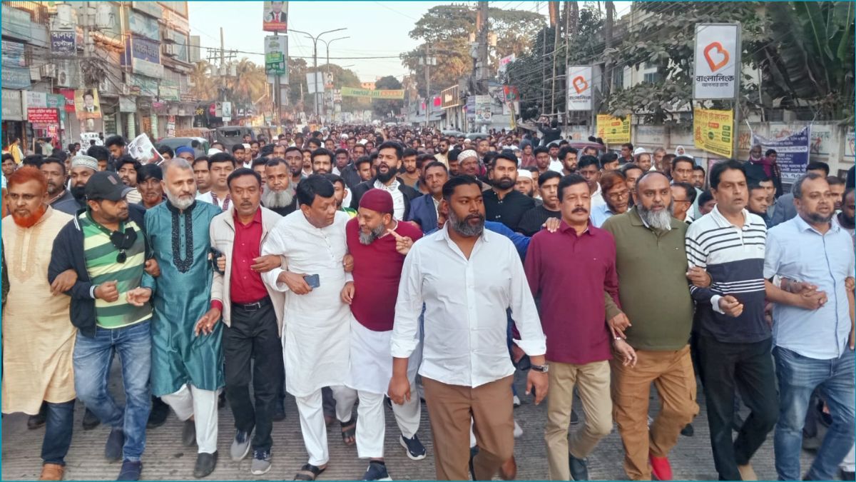 হাদিকে হত্যাচেষ্টার প্রতিবাদে সারাদেশে বিক্ষোভ মিছিল