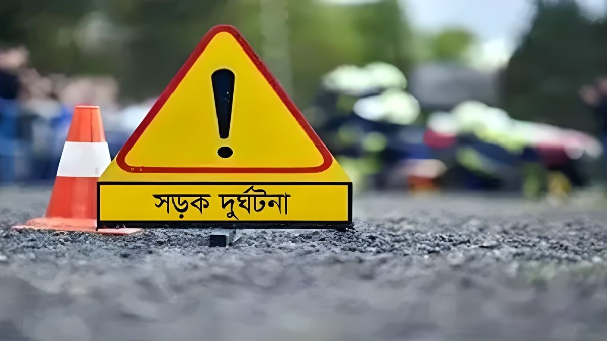 সীতাকুণ্ডে পিকআপ খাদে পড়ে ২ ব্যবসায়ী নিহত, আহত ১