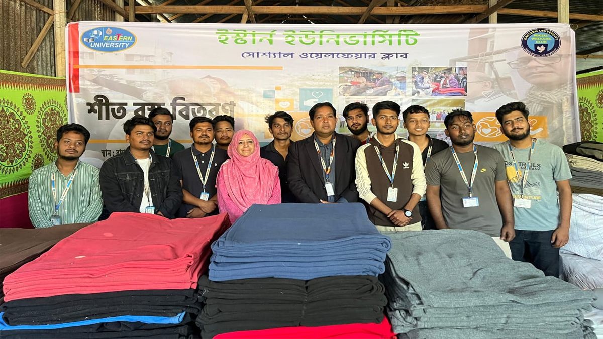 ইস্টার্ন ইউনিভার্সিটির সোশ্যাল ওয়েলফেয়ার ক্লাবের উদ্যোগে শীতার্তদের মাঝে কম্বল বিতরণ