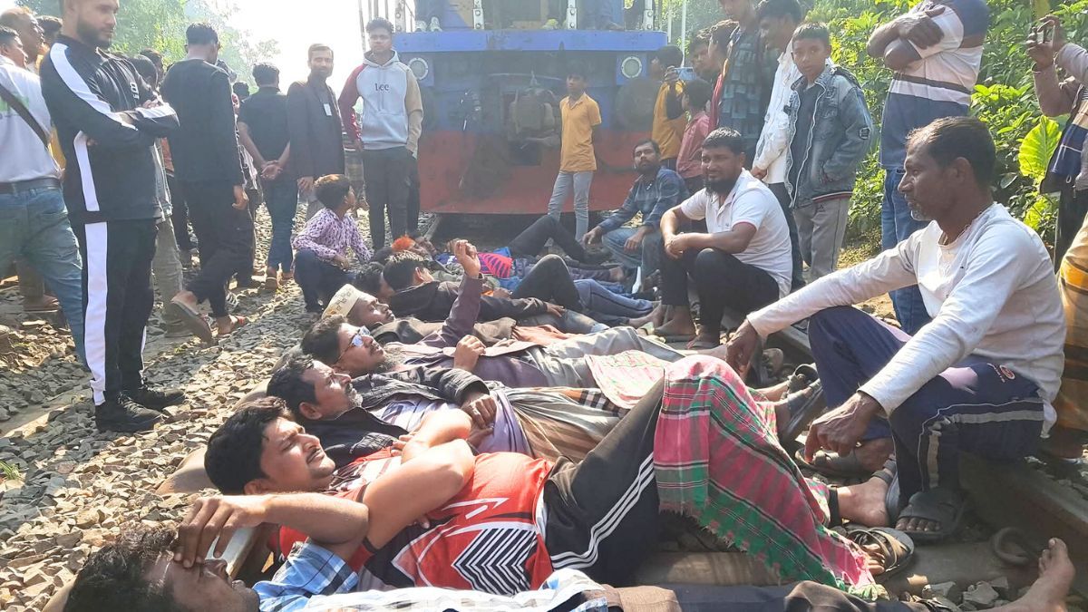 কুষ্টিয়ার মিরপুরে দাবি আদায়ে রেলপথ অবরোধ, ট্রেন চলাচল ব্যাহত