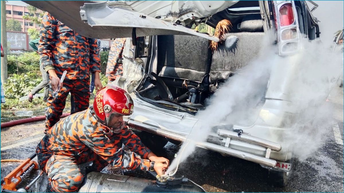 মাইক্রোবাসের পেছনে কাভার্ডভ্যানের ধাক্কা, আহত ৮