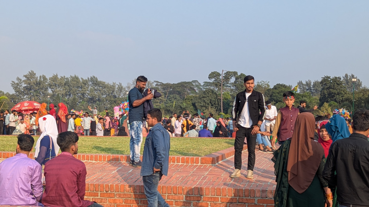 জাতীয় স্মৃতিসৌধের গণকবরের ওপর টিকটক-ফটোসেশনের হিড়িক