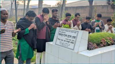 বীর মুক্তিযোদ্ধা সাদেক হোসেন খোকার কবর জিয়ারত জবি ছাত্রশিবিরের