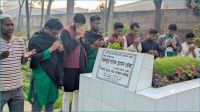 বীর মুক্তিযোদ্ধা সাদেক হোসেন খোকার কবর জিয়ারত জবি ছাত্রশিবিরের