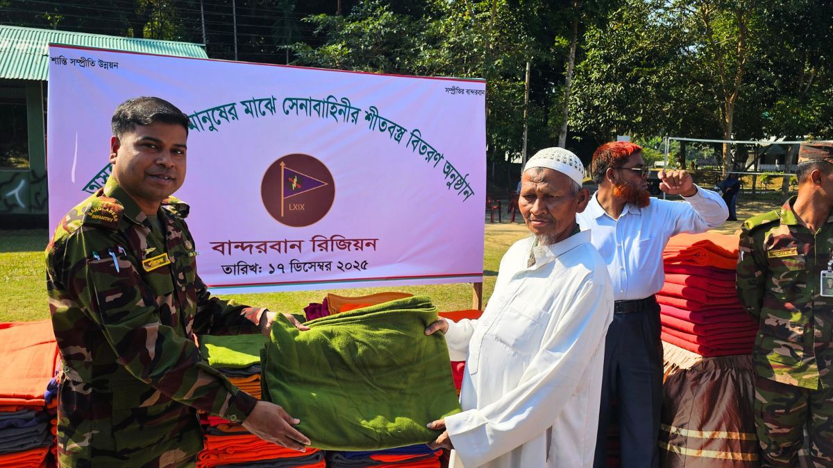 বান্দরবানে সেনাবাহিনীর শীতবস্ত্র বিতরণ