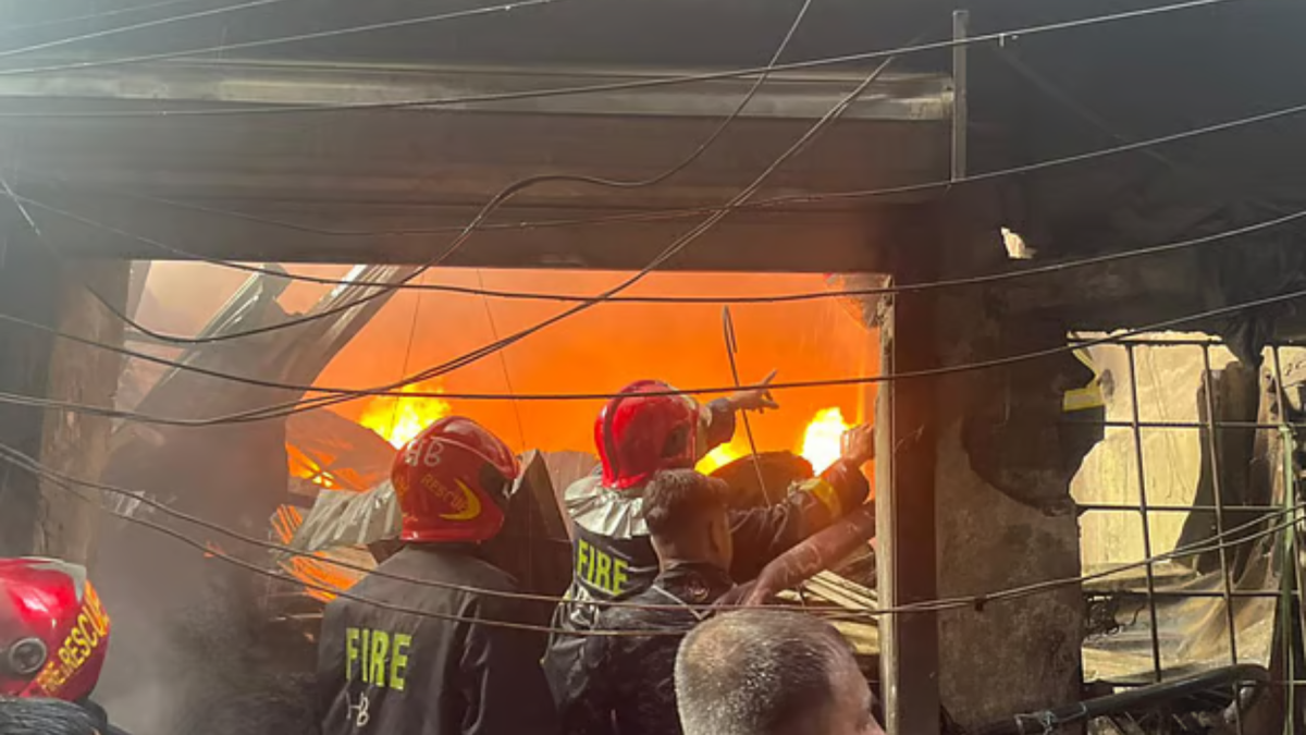 পুরান ঢাকায় প্লাস্টিকের গোডাউনে আগুন, নিয়ন্ত্রণে ১১ ইউনিট