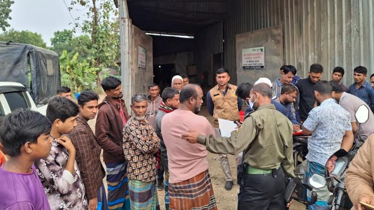 শ্রীপুরে অবৈধ মৎস্য ফিড কারখানায় অভিযান, জরিমানা ও কার্যক্রম বন্ধ
