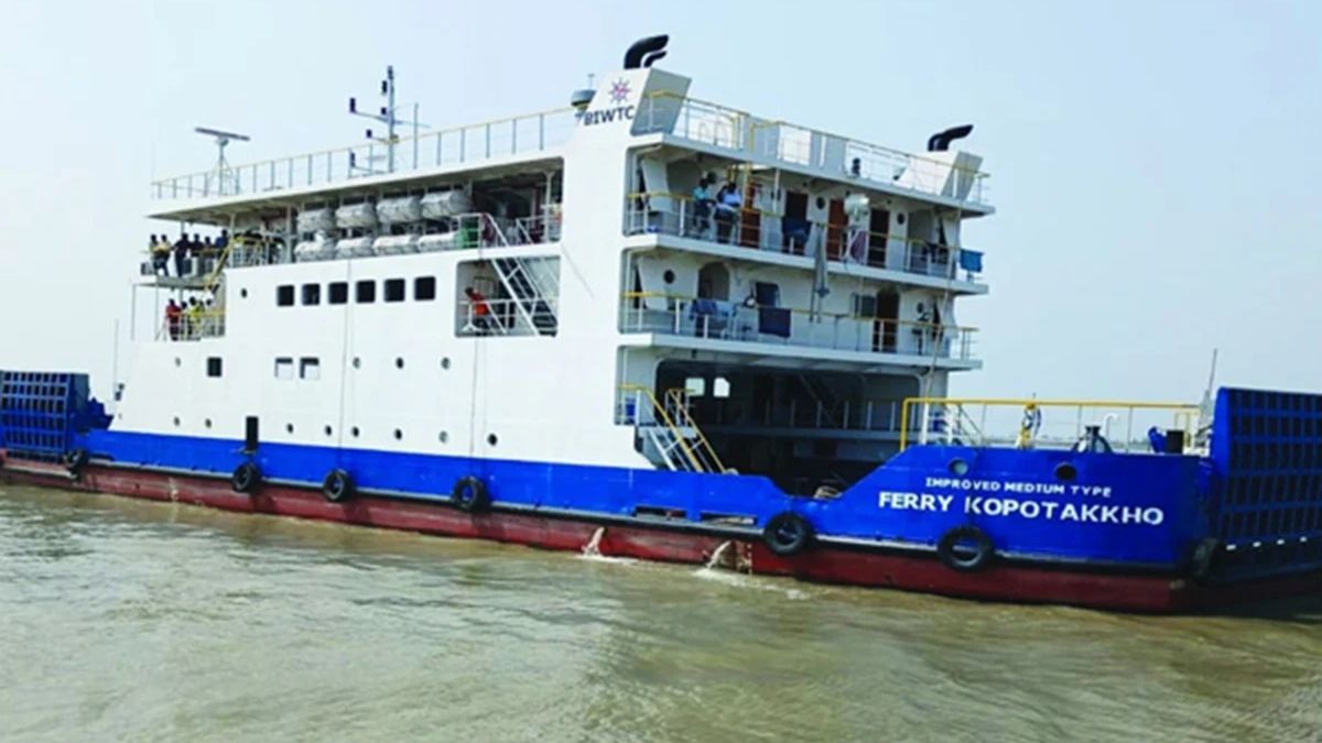সাড়ে ৪ ঘণ্টা বন্ধ থাকার পর পাটুরিয়া-দৌলতদিয়ায় ফেরি চলাচল শুরু