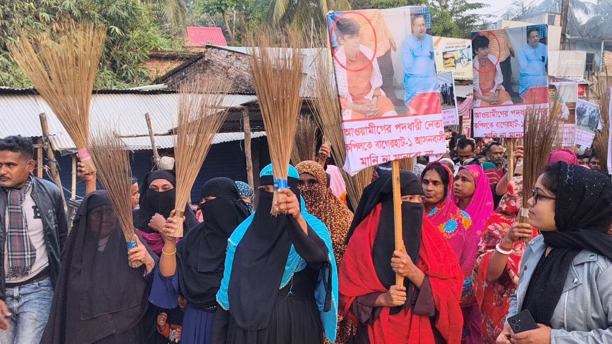 বাগেরহাটে আ.লীগের সাবেক নেতা পেলেন বিএনপির মনোনয়ন, প্রতিবাদে ঝাড়ু মিছিল