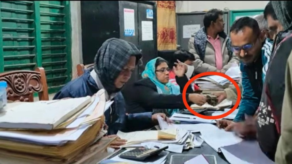 নিয়ামতপুরে সাব-রেজিস্ট্রি অফিসে ঘুষ নেওয়ার ভিডিও ভাইরাল