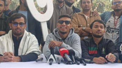 নির্বাচনী প্রচারণায় জবি ক্যাম্পাসে জাতীয় দলের ফুটবলার জামাল ভুঁইয়া