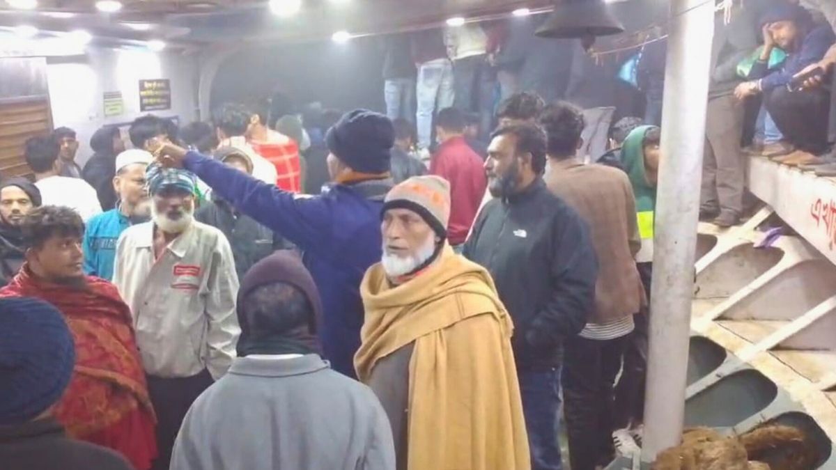 মেঘনায় বাল্কহেডের ধাক্কায় যাত্রীবাহী লঞ্চ বিকল