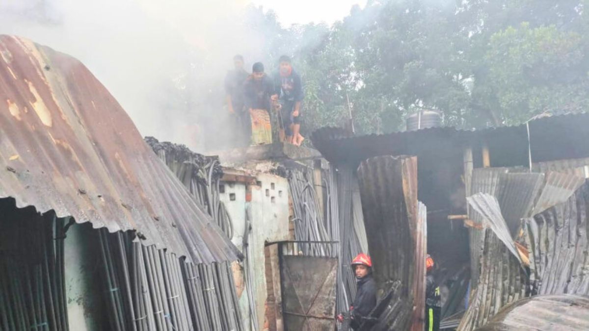ফুলপুর গোলচত্বরে আগুনে পুড়ল ৫ দোকান