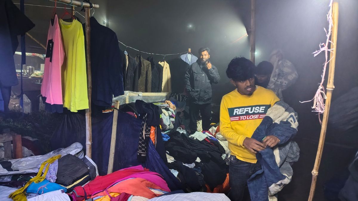 ভাঙ্গায় হঠাৎ শীতের প্রকোপ, ফুটপাতে শীতবস্ত্র বিক্রি জমজমাট