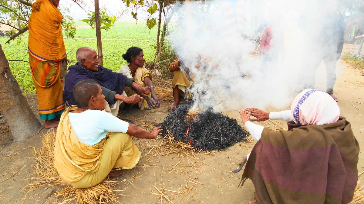 নীলফামারীতে হাড়কাঁপানো শীতে জবুথবু খেটে খাওয়া মানুষ