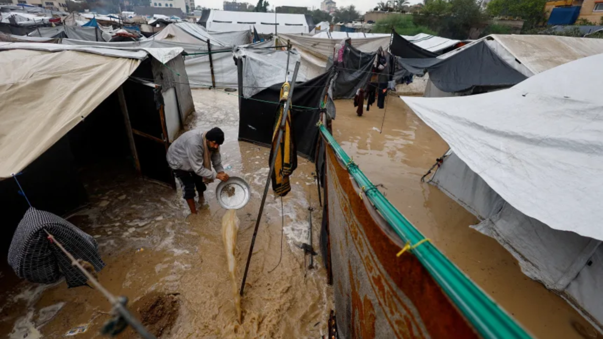 বৃষ্টিতে প্লাবিত বাস্তুচ্যুত ফিলিস্তিনিদের তাঁবু