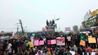 হাদি হত্যার বিচারের দাবিতে বরিশালে ঢাকা-বরিশাল মহাসড়ক অবরোধ
