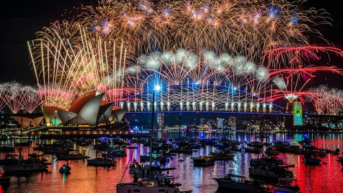 বিশ্বজুড়ে আনন্দ ও উৎসবের মধ্যে ইংরেজি নতুন বছর বরণ