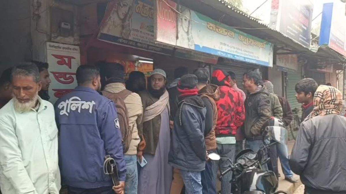 জয়পুরহাটে স্বর্ণের দোকানে ডাকাতি, স্বর্ণসহ ৬ লাখ টাকা লুট