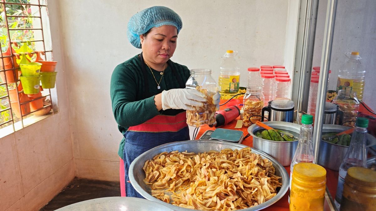 বাড়ির চুলায় কলার চিপস, লাকীর স্বপ্ন এখন বিদেশেও