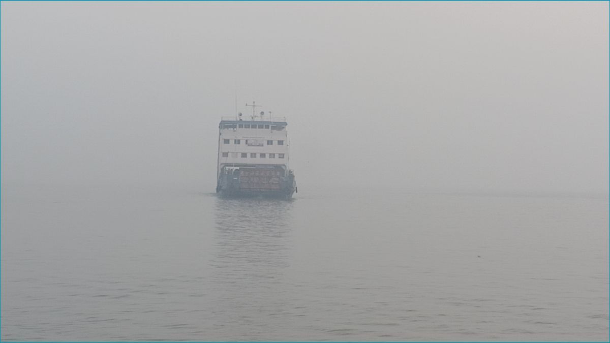ঘন কুয়াশায় পাটুরিয়া-দৌলতদিয়া নৌরুটে ফেরি চলাচল বন্ধ