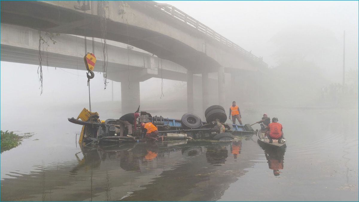 ঝিনাইদহে ব্রিজের রেলিং ভেঙে ট্রাক নদীতে, নিহত ২