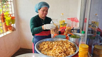 বাড়ির চুলায় কলার চিপস, লাকীর স্বপ্ন এখন বিদেশেও