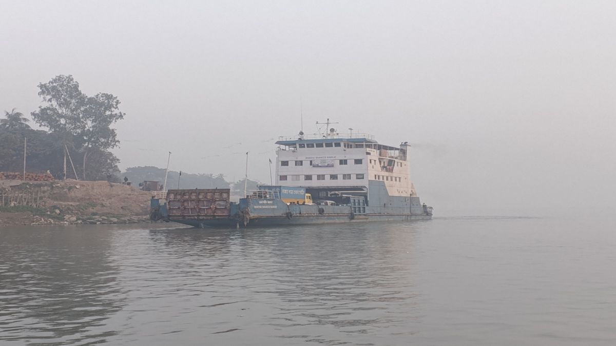 পাটুরিয়া-দৌলতদিয়া নৌরুটে ৬ ঘণ্টা পর ফেরি চলাচল স্বাভাবিক