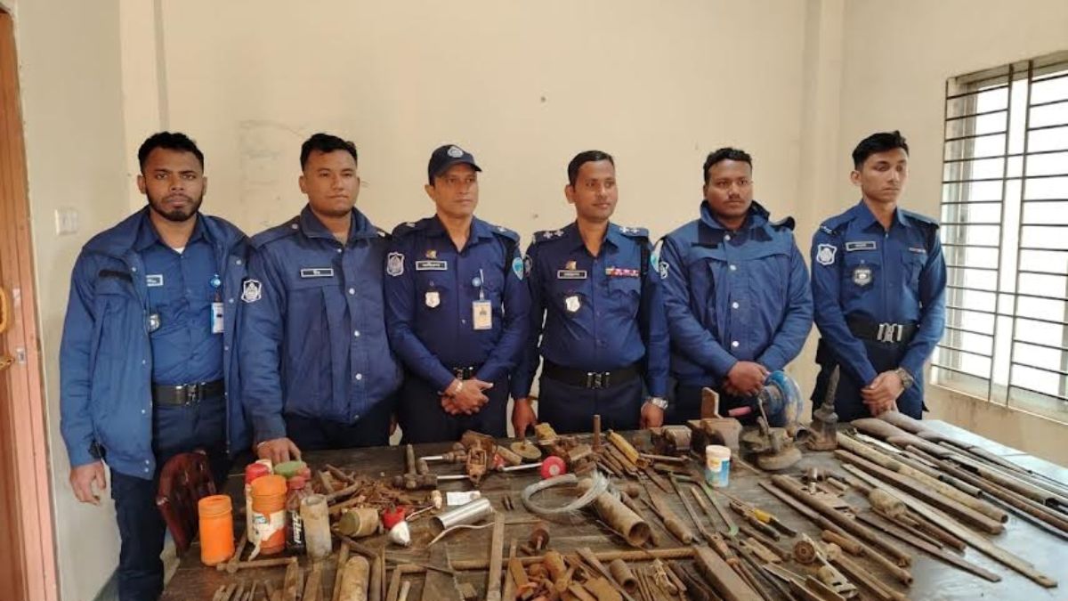 রামুতে পুলিশের অভিযানে অস্ত্র তৈরির বিপুল সরঞ্জাম উদ্ধার