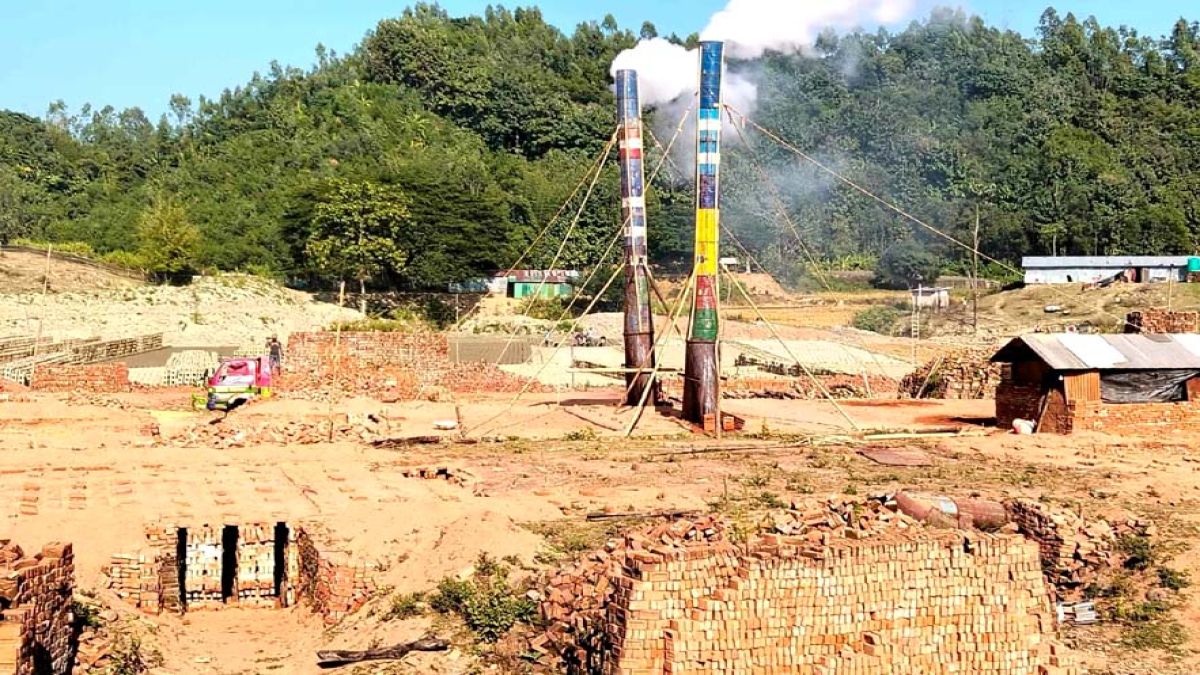 নিষেধাজ্ঞা উপেক্ষা করে লামায় অবৈধ ইটভাটা, ধোঁয়ায় ক্ষতিগ্রস্ত স্কুল