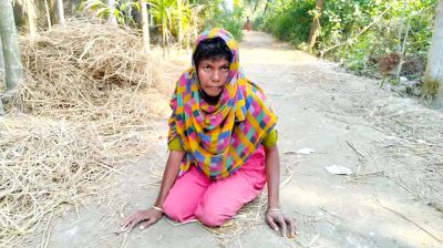 জন্ম থেকে হাত-পায়ে ভর করে চলেন মাসুদা : হুইলচেয়ার নেই, সরকারি সহায়তা অধরা