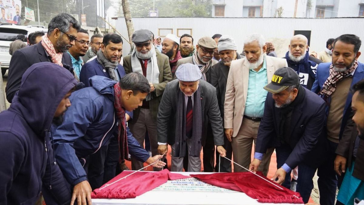 বাকৃবিতে চতুর্থ শ্রেণীর কর্মচারীদের জন্য আবাসিক ভবনের নির্মাণ কাজ শুরু