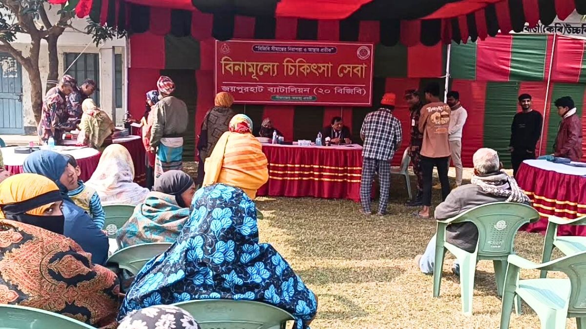 জয়পুরহাটে  শীতার্তদের মাঝে বিজিবির শীতবস্ত্র বিতরণ ও বিনামূল্যে চিকিৎসা