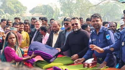 মানিকগঞ্জের দুর্গম চরে ডেবনেয়ার গ্রুপের কম্বল বিতরণ