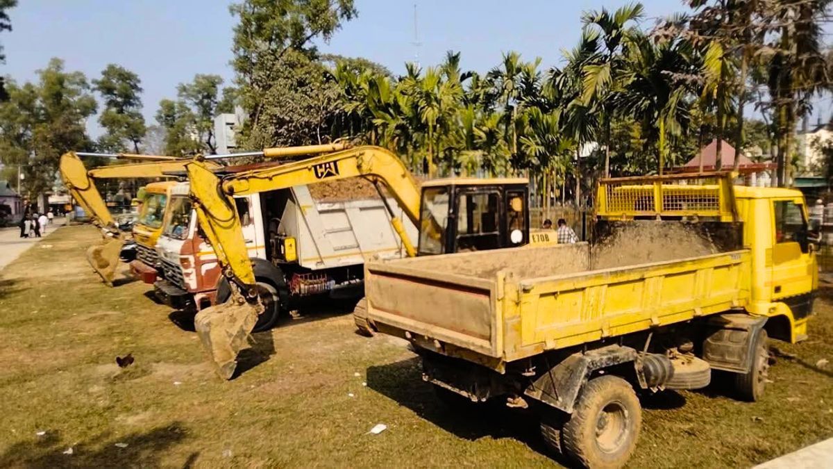 শ্রীপুরে অবৈধ মাটি কাটার অভিযানে এক্সকেভেটর ও ড্রাম ট্রাক জব্দ
