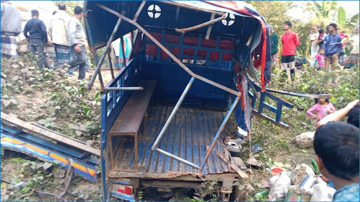 ফরিদপুরে পিকআপ ভ্যানে ট্রেনের ধাক্কা, দুইভাইসহ নিহত ৩