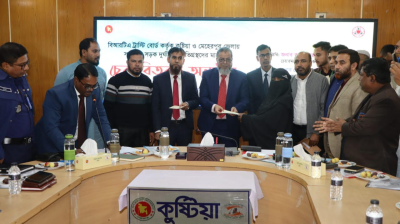 কুষ্টিয়ায় সড়ক দুর্ঘটনায় ক্ষতিগ্রস্ত ৭০টি পরিবারের মাঝে চেক বিতরণ