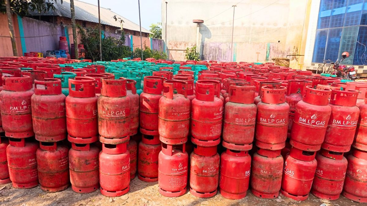 নীলফামারীতে এলপিজি সিলিন্ডার সংকট, অধিক দামে বিক্রি
