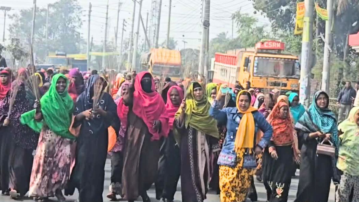 আমির হামজার ওয়াজে কোকোর নাম বিকৃতির প্রতিবাদে নারীদের ঝাড়ু মিছিল