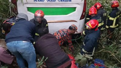 মাদারীপুরে ইজিবাইককে চাপা দিয়ে বাস খাদে, ৬ জনের প্রাণহানি