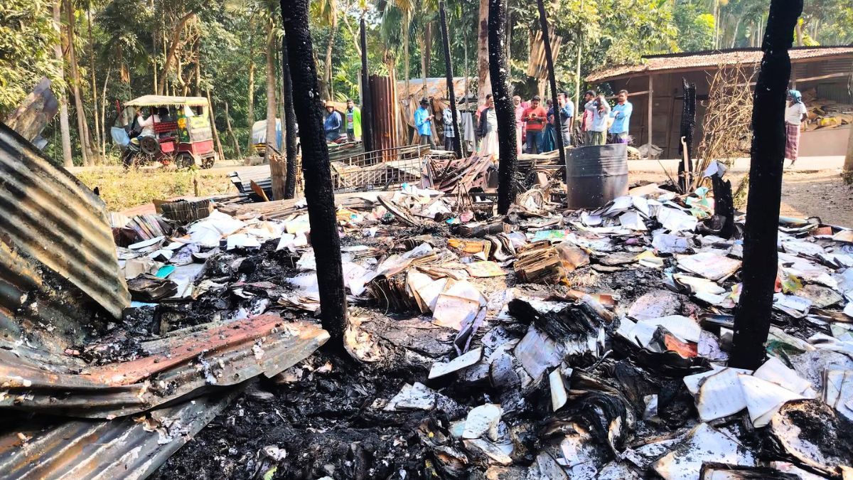 লালমোহনে ভাঙারি গুদামে অগ্নিকাণ্ডে ৭ লাখ টাকার ক্ষতি