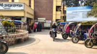 অটোরিকশার দৌরাত্ম্যে মেহেরপুর হাসপাতাল গেটে যানজট, জরুরি সেবায় বাধা