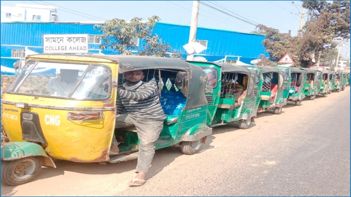 লোহাগাড়ায় এল.পি.জি সংকট, বিপাকে সিএনজি চালকরা