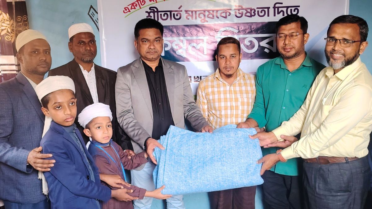 বাংলাদেশের খবরের উদ্যোগে মাদ্রাসা শিক্ষার্থীদের মাঝে কম্বল বিতরণ