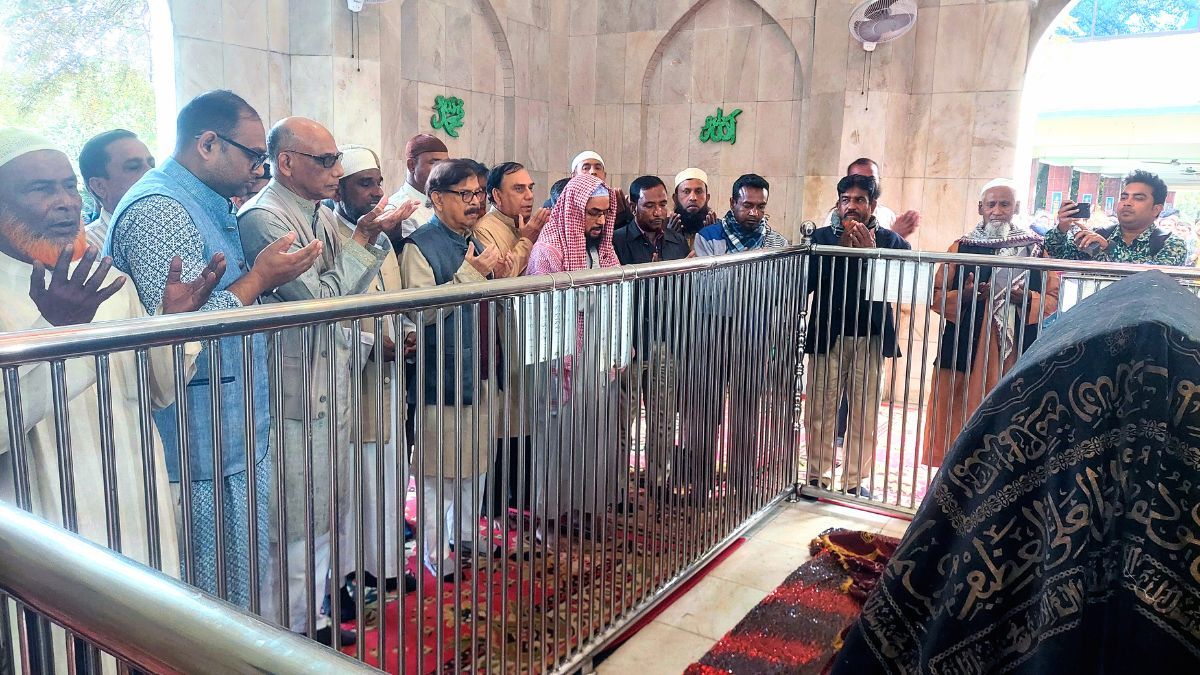 ‘এবার বদলে দাও বাংলাদেশ’ স্লোগানে শিবগঞ্জে মান্নার নির্বাচনী যাত্রা শুরু