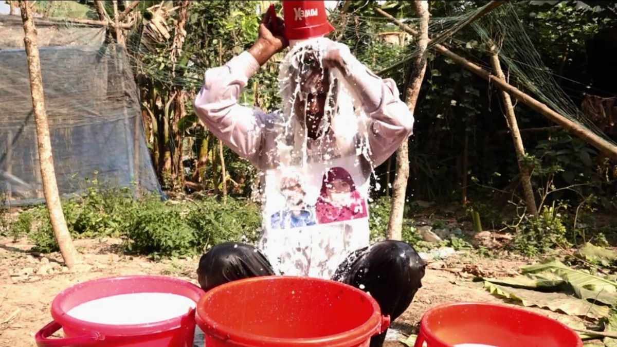 স্ত্রী তালাক দেওয়ায় কষ্টে ১ মণ দুধ দিয়ে গোসল করলেন স্বামী